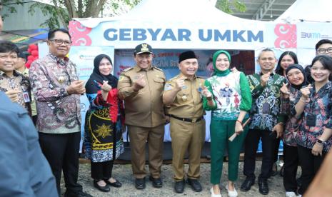 Gubernur Kalteng H Sugianto Sabran bersama Wakil Gubernur (Wagub) Kalteng H Edy Pratowo buka Gebyar UMKM Wilayah Tengah, di Stadion Panunjung Tarung Kapuas, Kamis (12/9/2024). 