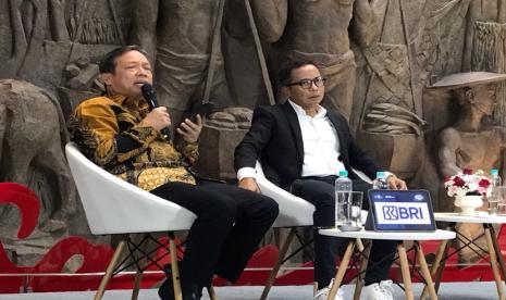 Ekonom Ryan Kiryanto ( kiri) bersama Director of Compliance BRI A. Solichin Lutfiyanto (kanan) dalam acara Media Briefing bertema Penguatan BUMN Menuju Indonesia Emas, Kamis (12/9/2024).