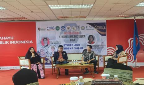 Wanty Eka Jayanti, dosen dari Universitas BSI (Bina Sarana Informatika) Kampus Pontianak, berhasil menunjukkan kepiawaiannya di panggung internasional dengan berperan sebagai moderator dalam International Student Sharing Session yang diadakan di Konsulat Jenderal Republik Indonesia (KJRI) Kuching, Malaysia.