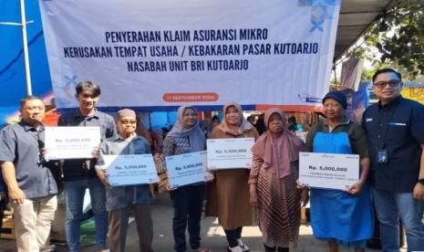 PT Bank Rakyat Indonesia (Persero) Tbk bersama anak usaha BRI Insurance (BRINS) menyerahkan klaim asuransi kepada nasabah di Pasar Kutoarjo, Kabupaten Purworejo, Jawa Tengah, yang tertimpa musibah kebakaran pada 16 Agustsus 2024 lalu.