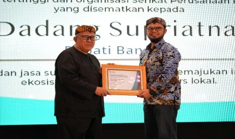 Bupati Bandung Dadang Supriatna meraih penghargaan bergengsi Lontar Award dari Serikat Perusahaan Pers sebagai bentuk apresiasi atas jasa dan sumbangsihnya dalam memajukan industri dan ekosistem pers, khususnya pers lokal.