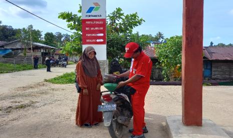 Petugas SPBU BBM 1 Harga tengah mengisi bahan bakar kendaraan bermotor pelanggan di Kampung Sakabu, Distrik Salawati Tengah, Kabupaten Raja Ampat, Provinsi Papua Barat Daya, Jumat (13/9/2024). 