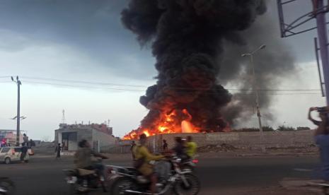 Api besar dan kepulan asap terlihat di kota pelabuhan Hodeida, Yaman, pada Ahad, 29 September 2024, setelah serangan Israel di kota yang dikuasai Houthi.