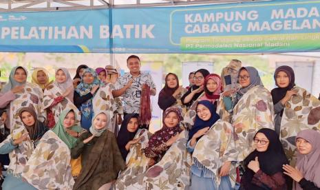 Sebagai perusahaan pembiayaan dan pemberdayaan pelaku usaha ultramikro, PNM melatih klaster nasabah batik di Kampung Madani Desa Gandusari Magelang agar mampu menghasilkan variasi produk batik. 