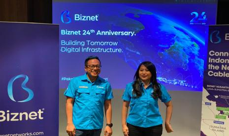 Senior Manager Marketing Biznet Adrianto Sulistyo (kiri) dan Vice President Territory Jakarta Biznet Yasmin Unsulangi (kanan) dalam acara Konferensi Pers Perayaan 24 Tahun Biznet di kawasan Jakarta Pusat, Rabu (2/10/2024). 