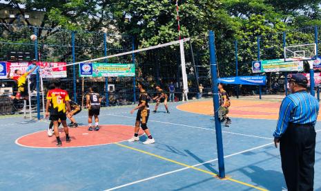 Hari kedua, Selasa (1/10/2024) perempat final Tournament Volleyball BSI FLASH 2025 Tangerang Raya benar-benar bagaikan rollercoaster bagi tim-tim yang bertanding.