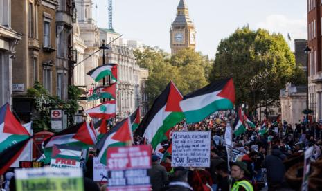 Elizabeth Tower alias Big Ben, terlihat bersama para demonstran pro-Palestina yang berbaris ke Downing Street di London, Inggris, 5 Oktober 2024.