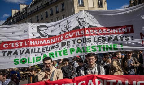 Para pengunjuk rasa memegang spanduk bergambar Emmanuel Macron, Joe Biden, dan Benjamin Netanyahu dengan tulisan, Membunuh Kemanusiaan dalam aksi bela-Palestina di Paris, Prancis, 5 Oktober 2024.