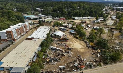 Dampak kerusakan yang ditimbulkan badai Helene di Asheville, Senin (30/9/2024).