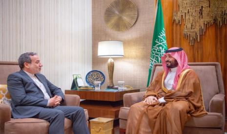 Putra Mahkota Saudi Mohammed bin Salman menerima Menteri Luar Negeri Iran Abbas Araghchi di Riyadh pada hari Rabu (9/10/2024)