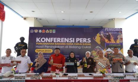  Bea Cukai musnahkan barang kena cukai (BKC) hasil penindakan di wilayah Kota dan Kabupaten Bekasi selama tahun 2024 pada Rabu (9/10/2024). 