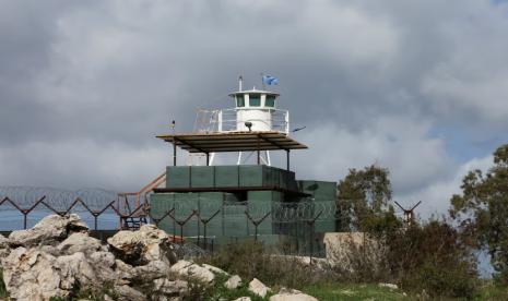 Anggota pasukan penjaga perdamaian PBB (UNIFIL) melihat perbatasan Lebanon-Israel, di atap menara pengawas di kota Marwahin, di Lebanon selatan, 12 Oktober 2023. 