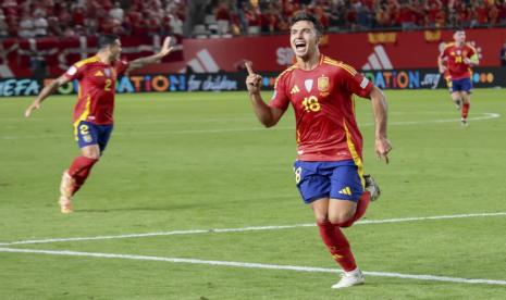 Pemain Spanyol Martin Zubimendi merayakan gol ke gawang Denmark di UEFA Nations League.