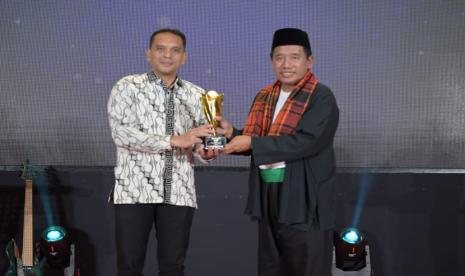 Mewakili Direktur Utama PLN Darmawan Prasodjo, Executive Vice President Komunikasi Korporat dan TJSL PLN, Gregorius Adi Trianto (kiri) ketika memperoleh penghargaan dengan kategori Perusahaan Pendukung Media Lokal dari Pemimpin Redaksi suara.com, Suwarjono (kanan) dalam ajang Local Media Summit (LMS) 2024.