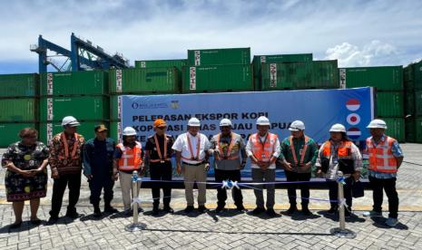 Bea Cukai kawal ekspor perdana 1,2 ton kopi Papua milik Koperasi Emas Hijau Papua ke negara Jepang dan Belanda dari Pelabuhan Jayapura, pada Kamis (10/10/2024).