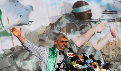 Pemimpin Hamas Yahya Sinwar berbicara dalam rapat umum di Khan Younis, Jalur Gaza selatan, pada 21 Oktober 2011. 