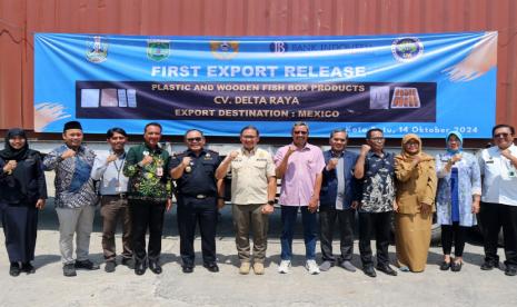 Bea Cukai lepas ekspor perdana 8.196 kg produk kotak ikan dari plastik dan kayu asal Malang hasil produksi UMKM CV Delta Raya ke pasar Meksiko. Pelepasan ekspor ini dilakukan di Warung Kendedes, Kota Batu pada Senin, 14 Oktober 2024.