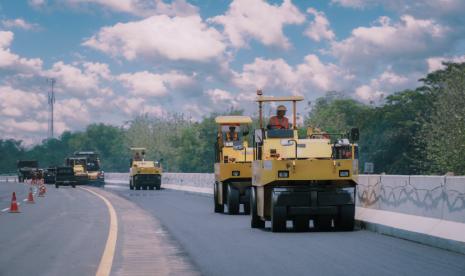 Astra Tol Cipali melakukan penambahan lajur ketiga di KM 87 – KM 110.