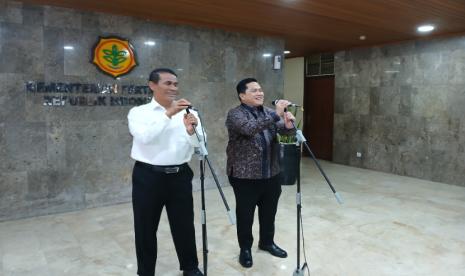 Menteri BUMN Erick Thohir (kanan) dan Menteri Pertaninan Amran Sulaiman (kiri) usai berdiskusi mengenai program swasembada pangan di kantor Kementerian Pertanian (Kementan), Jakarta, Selasa (22/10/2024).