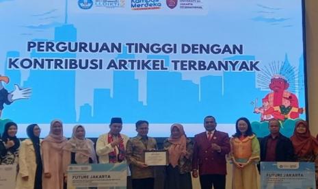 Penghargaan bergengsi yang diterima Universitas Nusa Mandiri saat acara peluncuran dan penyerahan buku Future Jakarta pada Kamis, 17 Oktober 2024, di Ballroom Lantai 23, Jakarta International Tower (JIT).