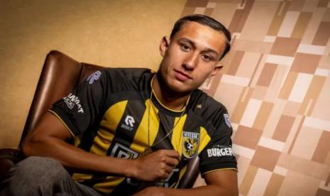 Miliano Jonathans berpose saat direkrut klub Belanda Vitesse. Ia mengeklaim sebagai keturunan Depok.