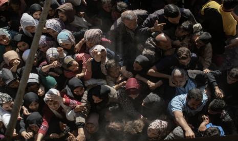 Ribuan pengungsi berkerumun di depan toko roti di tengah kelaparan dan mahalnya harga-harga akibat blokade Israel di Khan Yunis, Gaza selatan. Jalur, 24 Oktober 2024.