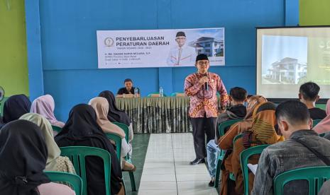 Anggota DPRD Provinsi Jawa Barat Daerah Pemilihan (Dapil IV) Kabupaten Cianjur, RK Dadan Surya Negara saatkegiatan penyebarluasan Peraturan Daerah (Perda) Nomor 1 Tahun 2021 tentang Fasilitasi Penyelenggaraan Pesantren. Kabupaten Cianjur, Ahad (27/10/2024).