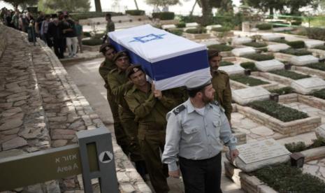 Pasukan Israel menggotong peti mati perwira IDF yang tewas dalam aksi di Lebanon, saat pemakamannya di Mount Herzl di Yerusalem, Jumat, 25 Oktober 2024.