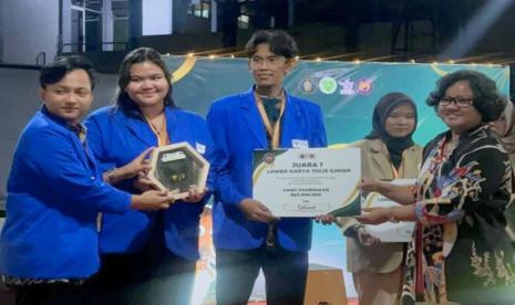 Fitto Martcellindo (kiri), Putu Niar Meiwasandi (kedua dari kiri), dan Raden Ronggo Bintang Pratomo (tengah) yang tergabung dalam Tim CaiGuard mewakili Insitut Teknologi PLN menerima penghargaan Juara 1 pada ajang Plant Protection Competition 2024 yang diselenggarakan oleh Universitas Brawijaya di Malang, (27/10). Perlombaan inovasi karya ilmiah tingkat nasional yang dilaksanakan rutin tiap tahun ini diikuti oleh mahasiswa perguruan tinggi se-Indonesia.