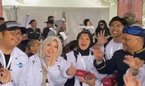 Emak-emak dan bapak-bapak viral di TikTok setelah joget dengan iringan lagu 