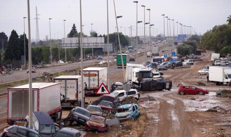 Mobil berserakan di pinggir jalan utama pascabanjir di Valencia, Spanyol, Jumat, 1 November 2024. 