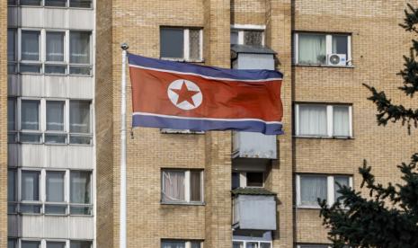 Bendera Nasional Republik Rakyat Demokratik Korea (DPRK) berkibar di gedung kedutaan di Moskow, Rusia, 30 Oktober 2024.