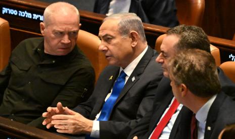 Perdana Menteri Israel Benjamin Netanyahu, berbicara dengan Menteri Pertahanan Yoav Gallant (kiri) di parlemen Israel, Senin, 28 Oktober 2024.