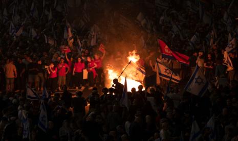 Warga Israel berdemonstrasi setelah Perdana Menteri Benjamin Netanyahu memecat menteri pertahanan  Yoav Gallant, di Tel Aviv, Israel, Selasa, 5 November 2024.