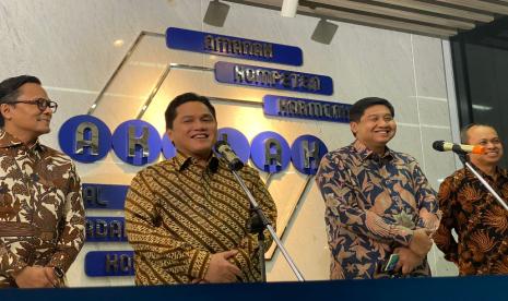 Menteri BUMN Erick Thohir (kiri) dan Menteri Perumahan Rakyat Maurarar Sirait (kanan) dalam konferensi pers di Kantor BUMN, Jakarta Pusat, Kamis (7/11/2024) malam. 