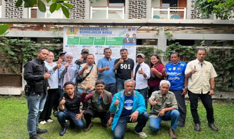 Warga masyarakat yang tergabung dalam Komunitas Biru berkunjung ke Posko Pemenangan Dandan-Arif di Aryajipang, Kota Bandung, Kamis (7/11/2024).