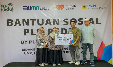 PLN Indonesia Power bekerja sama dengan Rumah Zakat menggelar acara penyaluran bantuan sosial melalui program di berbagai bidang, termasuk pendidikan, pengembangan usaha mikro kecil (UMK), lingkungan, dan kesehatan. 