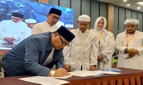 Pasangan Calon Gubernur dan Wakil Gubernur nomor urut 01, Ridwan Kamil dan Suswono (RIDO) menghadiri Mudzakaroh Ulama dan Tokoh DKI Jakarta sekaligus meneken Pakta Integritas yang ditawarkan, Kamis (14/11/2024) di kawasan Taman Mini Indonesia Indah, Jakarta Timur.