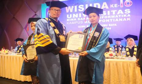 Wisuda ke-16 Universitas BSI (Bina Sarana Informatika) Kampus Pontianak menjadi ajang penuh haru dan kebanggaan, terutama bagi Delianti Alfira, wisudawan terbaik dengan IPK 3.90 yang berasal dari kabupaten Landak, Menyuke.