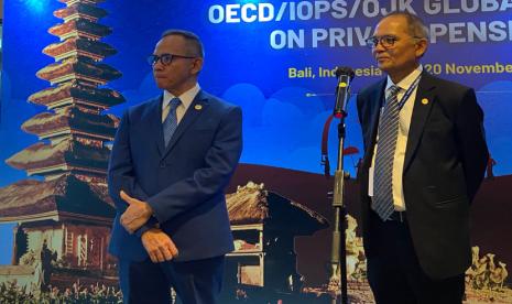 Ketua Dewan Komisioner OJK Mahendra Siregar (kiri) dan Kepala Eksekutif Pengawas Perasuransian, Penjaminan dan Dana Pensiun OJK Ogi Prastomiyono (kanan) dalam acara IOPS Annual Meeting & OECD/IOPS/OJK Global Forum on Private Pension di Bali, Selasa (19/11/2024). 