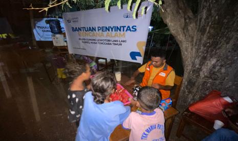 Rumah Wakaf Indonesia melalui Rumah Zakat memberikan momen kebersamaan yang menyenangkan bagi para penyintas erupsi Gunung Lewotobi di camp pengungsian Lewolaga, Kecamatan Titehena, Kabupaten Flores Timur. 