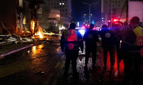 Pasukan keamanan mengepung dan memeriksa lokasi serangan roket di Ramat Gan, distrik Tel Aviv, Israel, Senin 18 November 2024. 