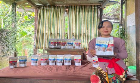 PT Permodalan Nasional Madani (PNM) kembali membuktikan komitmennya dalam mendukung pemberdayaan perempuan prasejahtera melalui program Mekaar. Salah satu kisah inspiratif datang dari Ibu Tatik, seorang pengusaha keripik sisik ikan yang berhasil membawa produknya menembus pasar internasional di berbagai belahan benua mulai dari Malaysia, Hong Kong hingga Afrika.