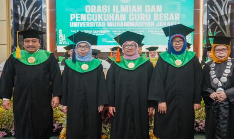 Universitas Muhammadiyah Jakarta (UMJ) mengukuhkan tiga Guru Besar, di Auditorium Dr. Syafri Guricci FKK UMJ, Rabu (20/11/2024). Ketiga Guru Besar tersebut adalah Prof. Dr. Ari Widyati Purwantiasning, ST., MATRP., IAI., Prof. Dr. Liza Nora., SE., MM., dan Prof. Dr. Ir. Mutmainah, MM.