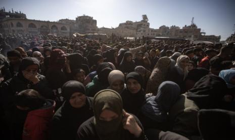 Warga mengantri berjam-jam untuk membeli roti di satu-satunya toko roti yang berfungsi di kamp Khan Younis, Jalur Gaza selatan, 20 November 2024.