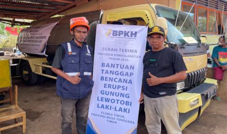 BPKH menyalurkan 20 tangki air bersih kepada penyintas erupsi Gunung Lewotobi yang berada di pos pengungsian di Kecamatan Titehena, Kabupaten Flores Timur.