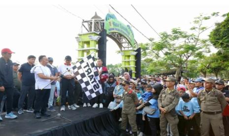 Gubernur Kalimantan Tengah Sugianto Sabran mulai berpamitan kepada Masyarakat. Salah satunya di Kota Pangkalan Bun Kabupaten Kotawaringin Barat, Sabtu (23/11/2024) Ketika mengikuti Jalan Sehat Kalteng Berkah.