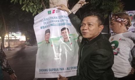 Calon Bupati Bandung nomor urut 2 Dadang Supriatna menyerukan kepada tim pemenangannya untuk membantu penyelenggara pemilu dalam hal ini Bawaslu, dengan menertibkan Alat Peraga Kampanye (APK) Calon Bupati/Wakil Bupati Bandung Dadang Supriatna-Ali Syakieb.