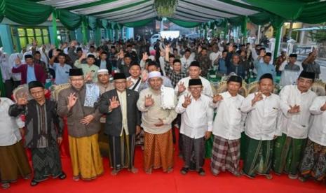 Pasangan Calon Gubernur dan Wakil Gubernur Jawa Barat nomor urut 3, Ahmad Syaikhu-Ilham Habibie (ASIH) kembali mendapatkan doa dan dukungan dari para kiai dan ulama pada Pemilihan Gubernur (Pilgub) Jabar 2024.