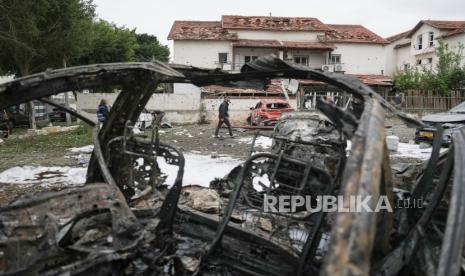 Pasukan penjinak bom polisi Israel memeriksa lokasi jatuhnya rudal yang ditembakkan dari Lebanon menghantam daerah di Petah Tikva, pinggiran Tel Aviv, Israel, Ahad 24 November 2024.